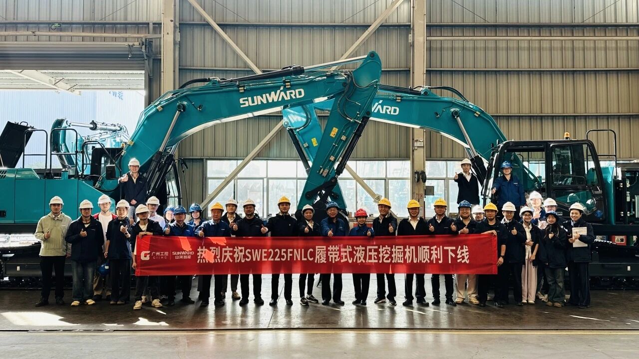 “双子星”闪灼！yp街机智能两款履带式液压挖掘机乐成下线