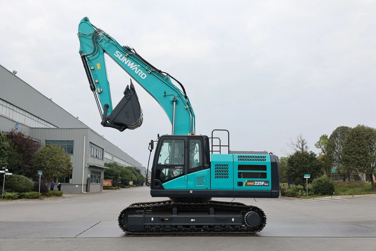 “双子星”闪灼！yp街机智能两款履带式液压挖掘机乐成下线