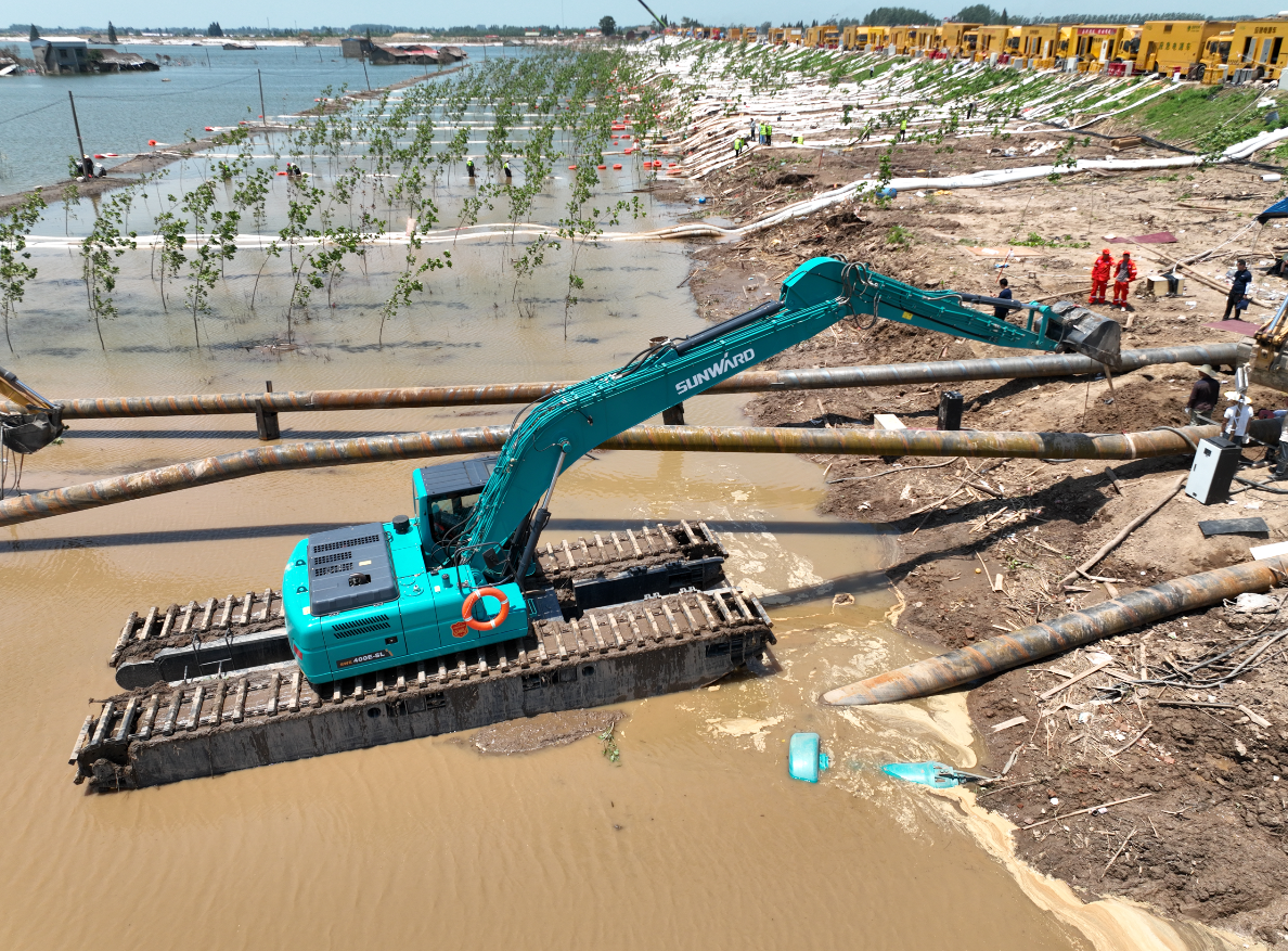 外交部讲话人向天下分享中国最新两栖挖掘机