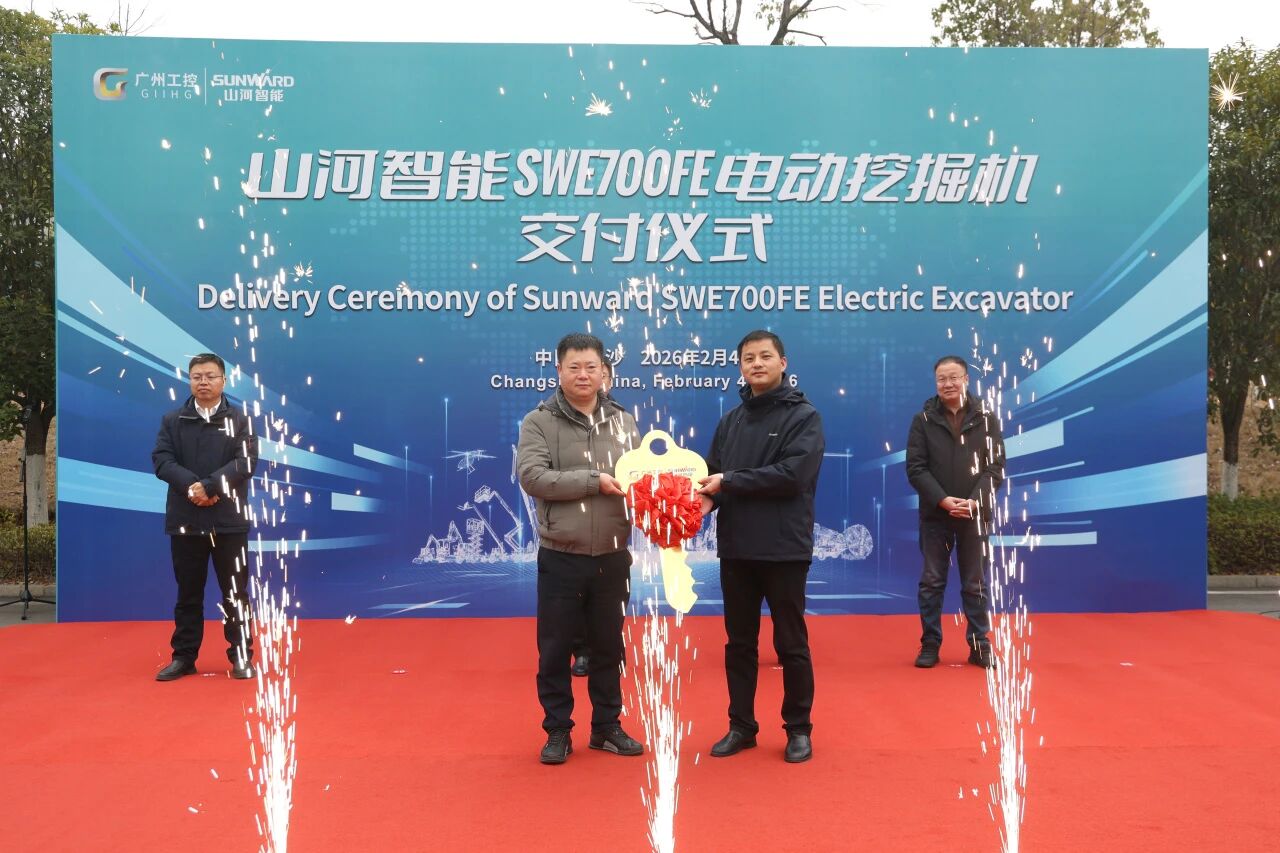yp街机智能SWE700FE电动挖掘机乐成交付，，，，，助力打造绿色智慧矿山