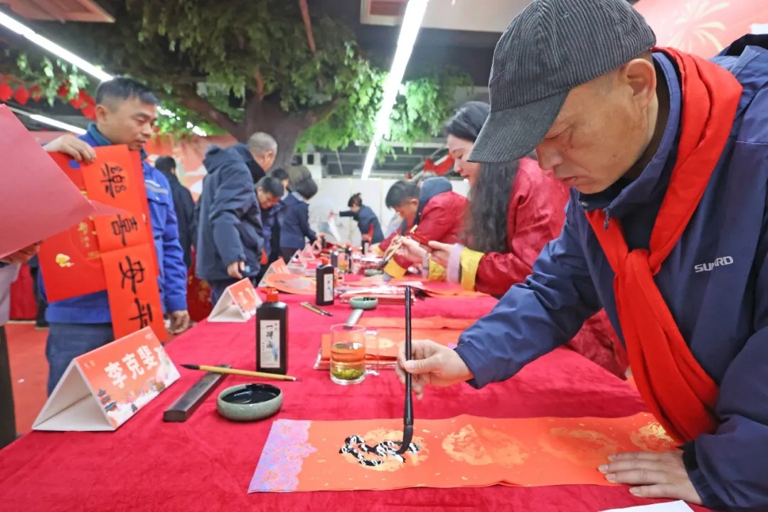 文字迎春，，，，，，，，祝福暖心！在yp街机智能“囤”年味、送温暖、迎新春